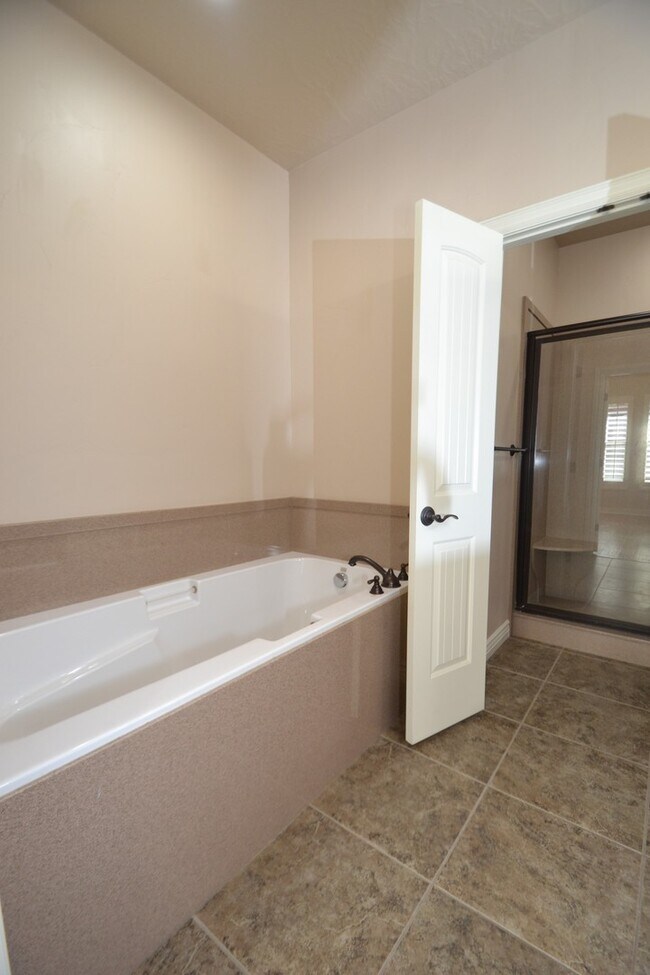 Building Photo - Stunning 6 bedroom 3 bathroom home in Daybreak South Jordan!!!