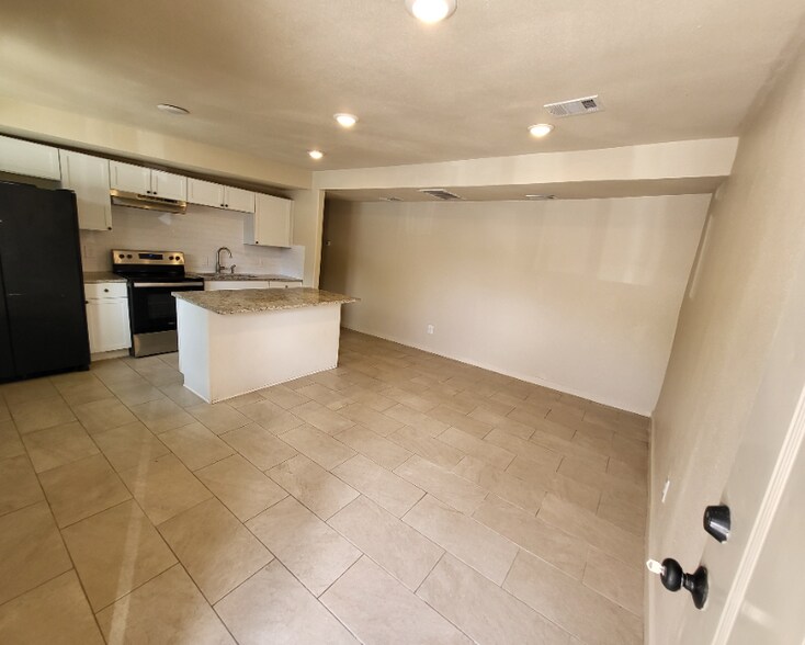Building Photo - 118 Esmeralda Dr