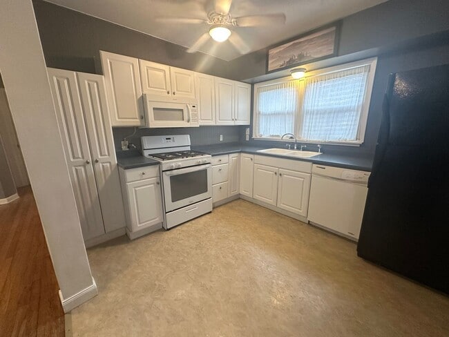 Building Photo - Charming 2 bedroom, 1 bath on a corner lot with large fenced backyard.