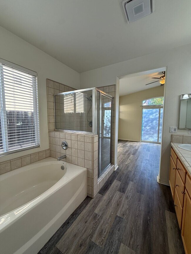 Building Photo - Beautiful Bradley Square Single Story Home With Easy Access to Shopping/101 Frwy