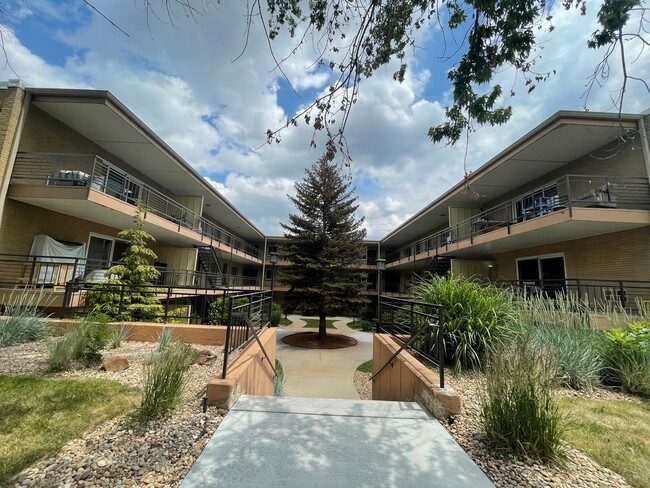 Primary Photo - Spacious 1 Bed/1bath close to CU with Rese...