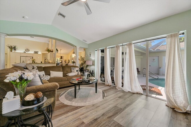 Building Photo - 19 Hoffer St