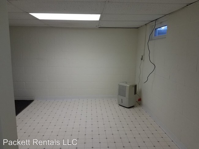 Building Photo - 627 Della St