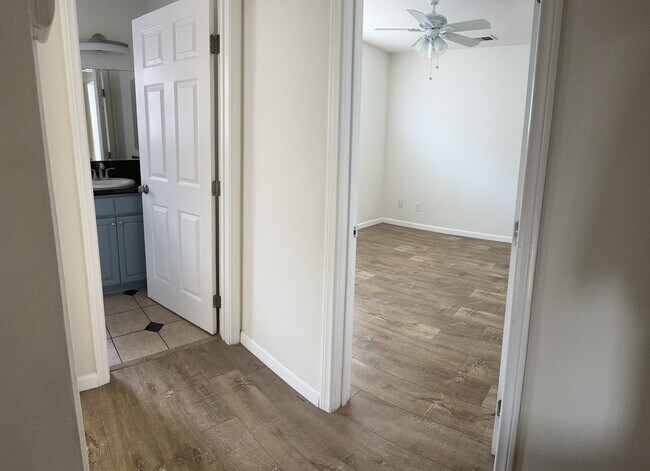 Building Photo - 2 Bed, 1.5 Bath Stunning, Gated Tri-Level ...