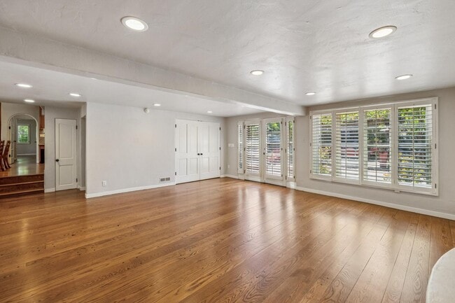 Building Photo - Mediterranean Beauty in Crescent Park – 5B...