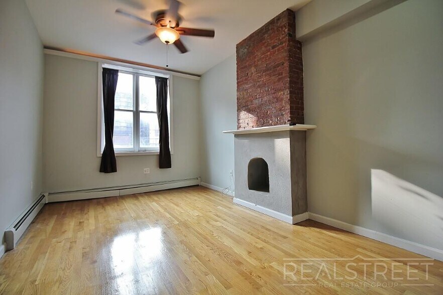 Building Photo - Great Deal on a Updated 1 BR in Cobble Hil...