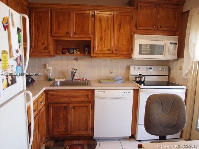 Building Photo - 950 Hillcrest Dr