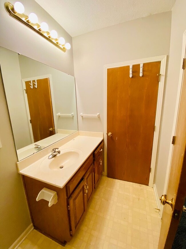 Building Photo - {1601} Spacious Duplex + Two Car Garage + Finished Basement + Fort Osage School District