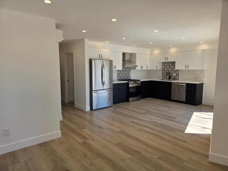 Building Photo - 854 S Sycamore Ave