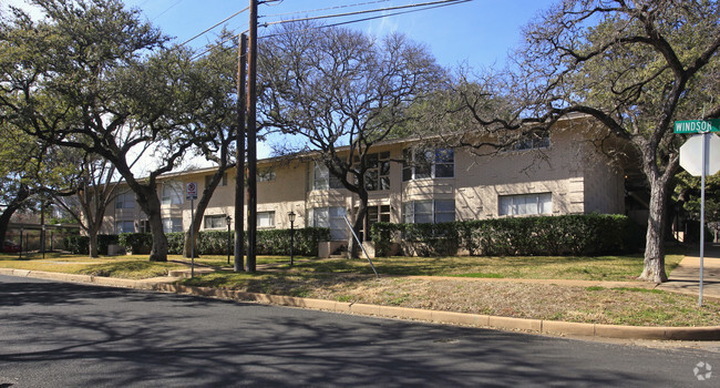 Building Photo - Windsor Oaks Apartments