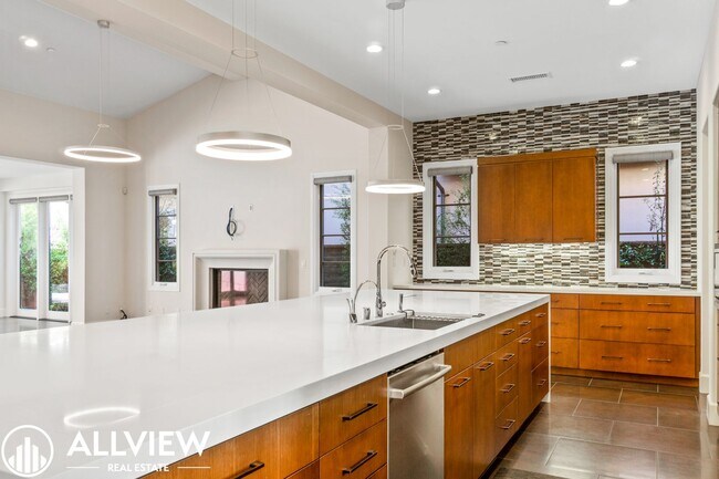 Building Photo - Luxurious and Rare 5 Bed 5.5 Bath Located ...