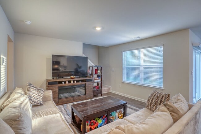 Building Photo - 124 Currant Cir