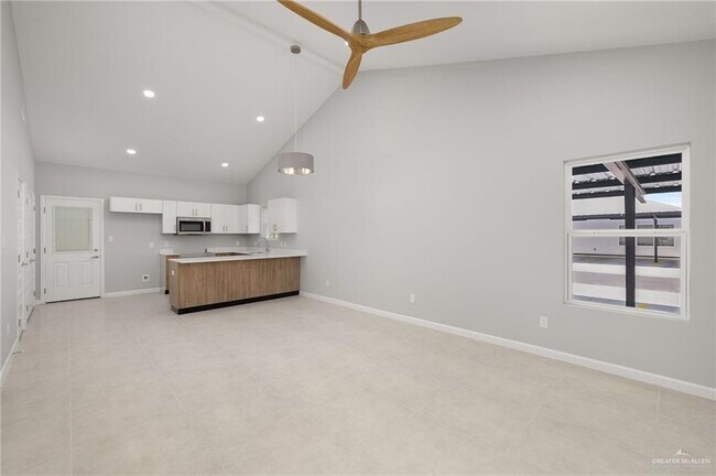 Building Photo - 18 Woodpecker Rd