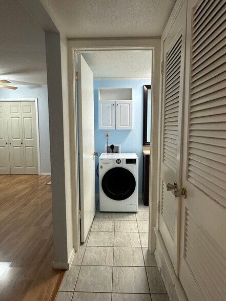 Building Photo - 1855 Poplar Woods Cir W