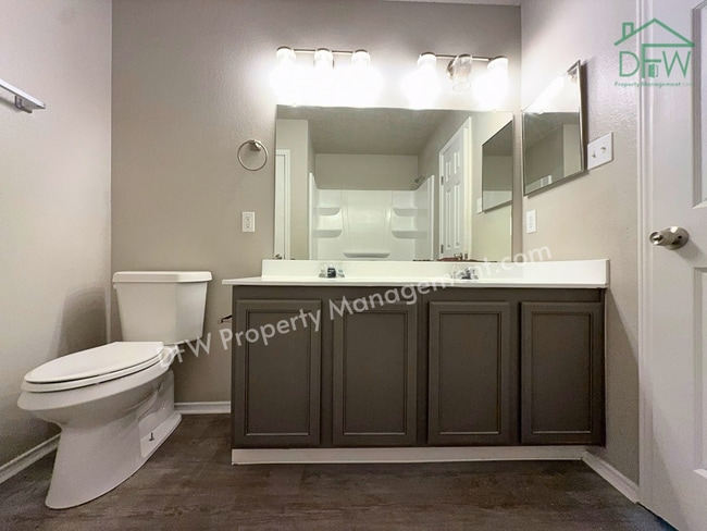 Building Photo - Spacious 4-Bedroom Home with Fireplace & Large Backyard in SW Fort Worth