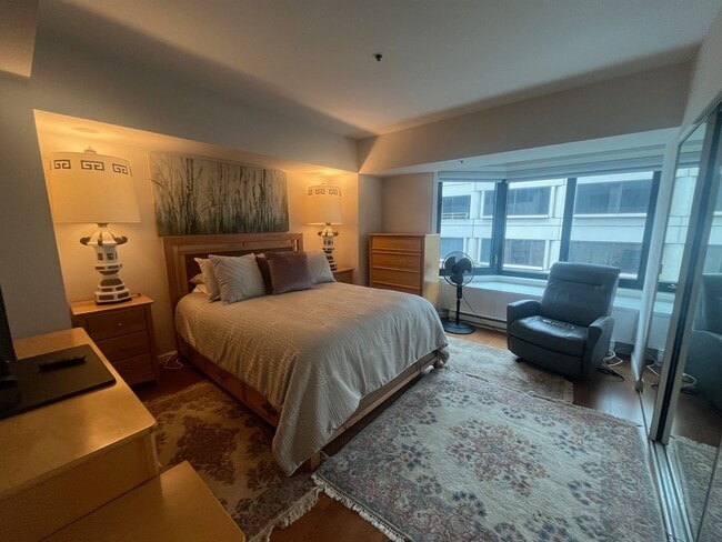 Building Photo - Elegant fully furnished one bedroom in Opera Plaza