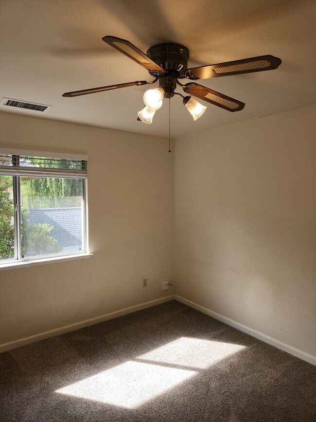 Building Photo - Lovely 4 bedrooms, 3 bathrooms in Windsor