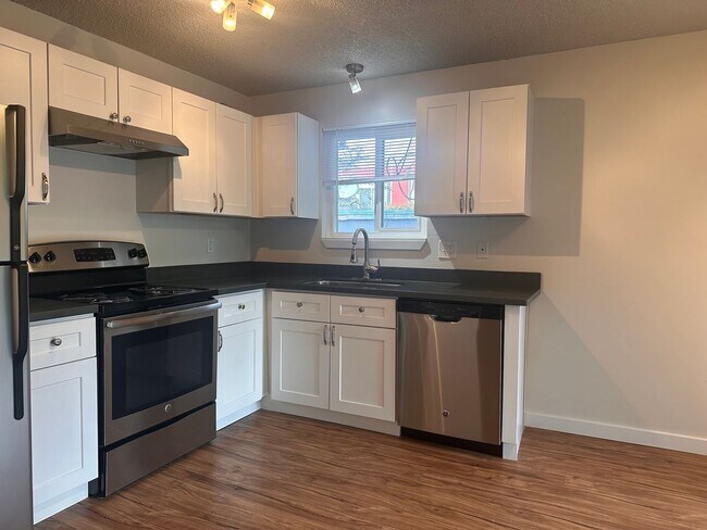 Building Photo - Spacious Top-Floor 2BD in Beautiful Magnol...