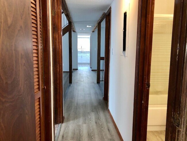 Building Photo - MOVE IN NOW! 4x3 Screened in pool home!!! ...