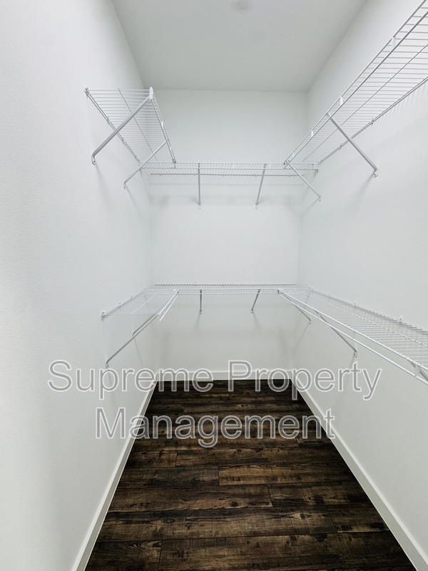 Building Photo - 6073 Vermont Ave