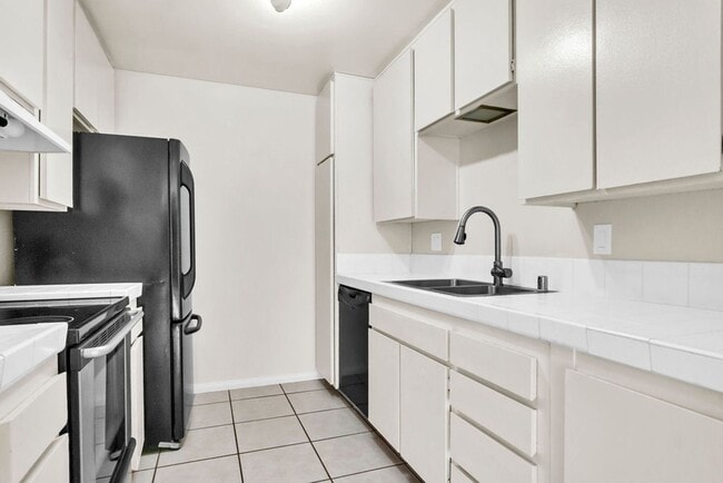 Building Photo - Spacious three bedroom with office in Prime UTC/UCSD Location! Available immediately!