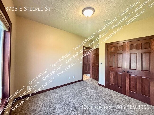 Building Photo - 3705 E Steeple St