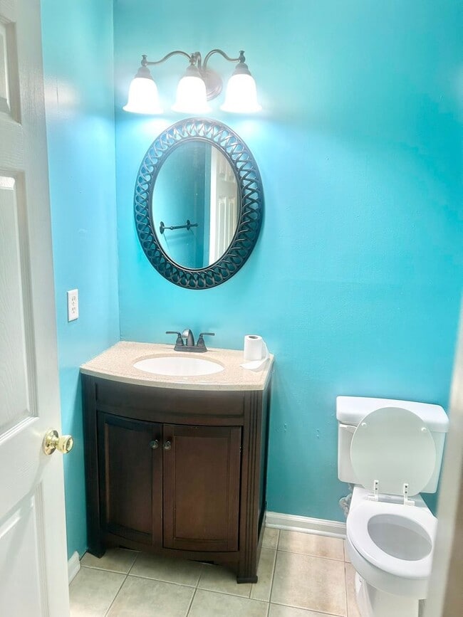 Building Photo - Charming 3BR Townhouse Near Shopping & Doctors Hospital