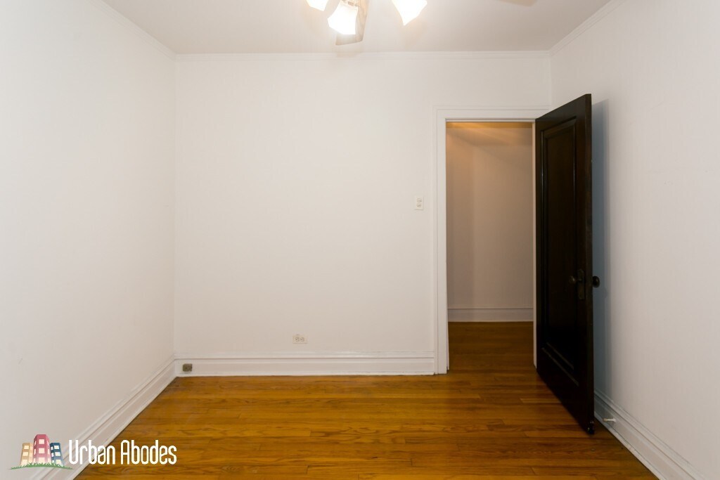 Building Photo - 1913 W Larchmont Ave