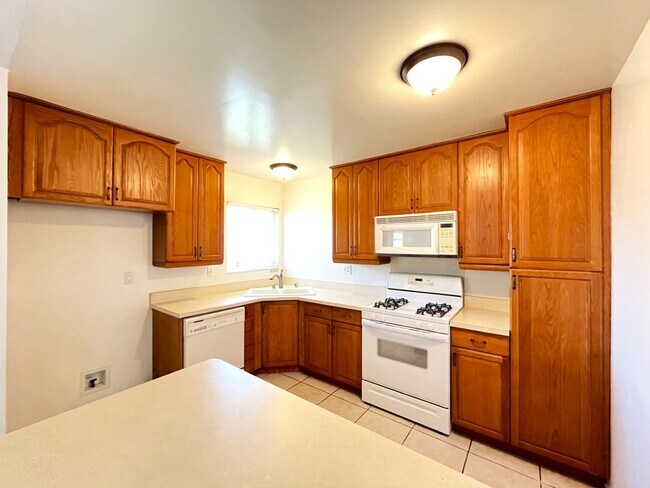 Building Photo - 3 bed, 2 bath in Ontario, CA!