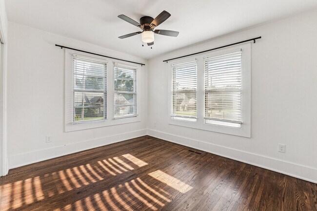 Building Photo - Midtown 3/2 with 2 Car Garage!