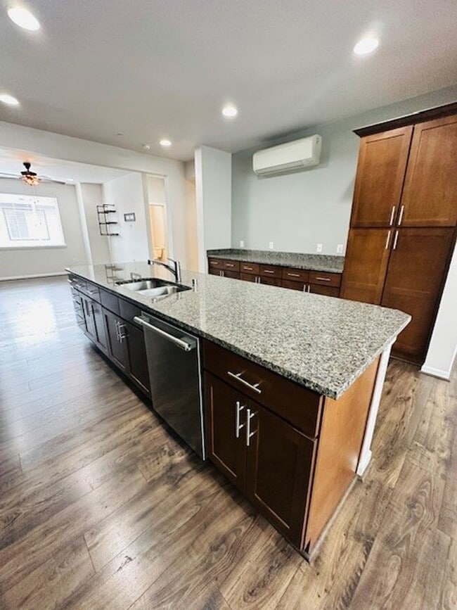 Building Photo - 3Bd/2.25Ba Seattle Townhouse