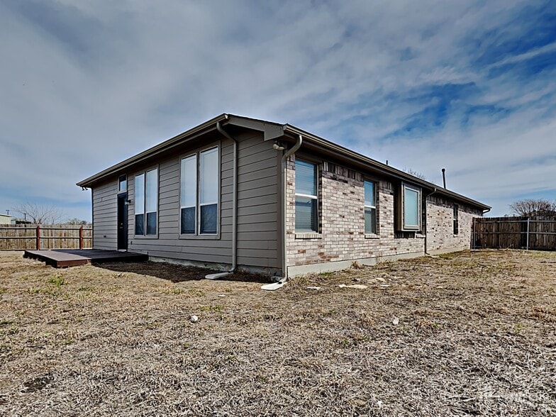 Building Photo - 200 Oaklawn Dr