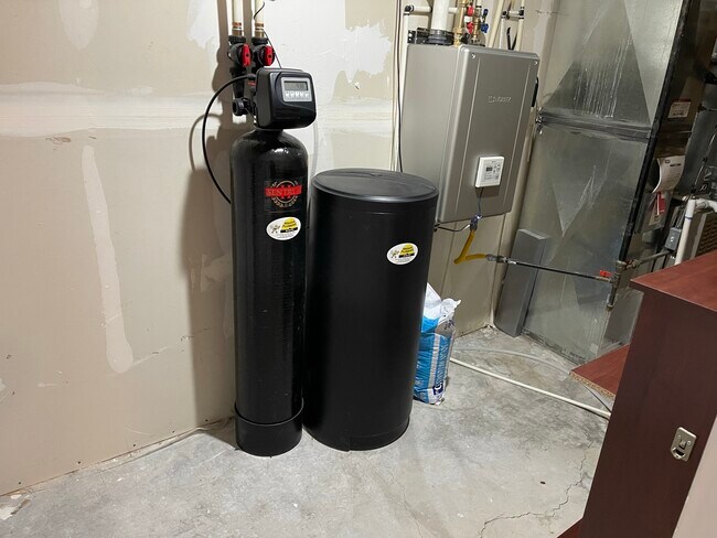 Building Photo - 4274 Lake Bridge Dr