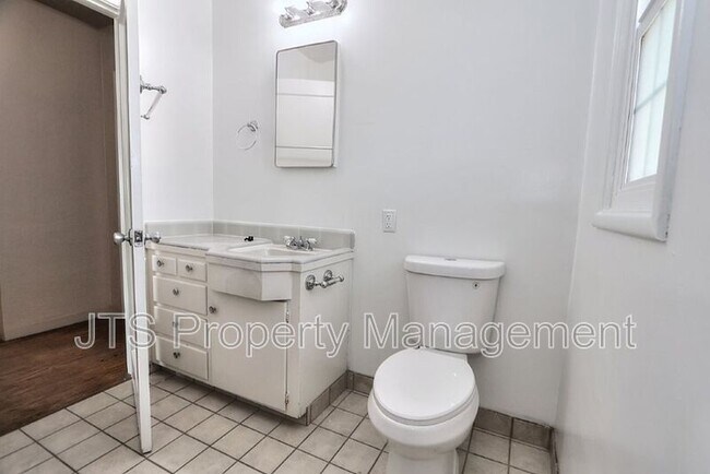 Building Photo - 3109-3111 Hampshire Drive