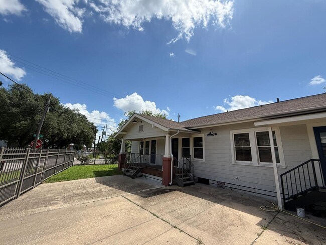 Primary Photo - 201 Drennan St