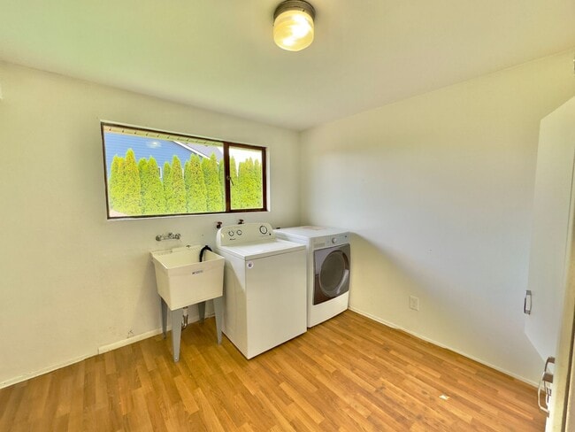 Building Photo - 2,510 Sq Ft | 5 Bedroom · 3 Bathroom – W/D, Terrace, Garage & Extra Space