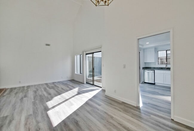 Building Photo - Welcome to this 3 bedroom 2 bath Just updated Townhome located in South San Jose.