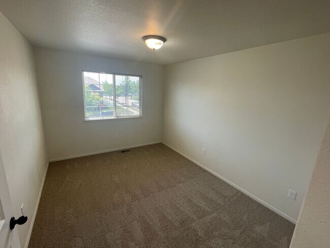 Building Photo - Beautiful 4 Bed, 3 Bath House in Maple Hill!