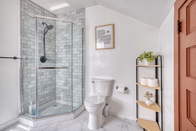 Building Photo - 2034 NE Flanders St