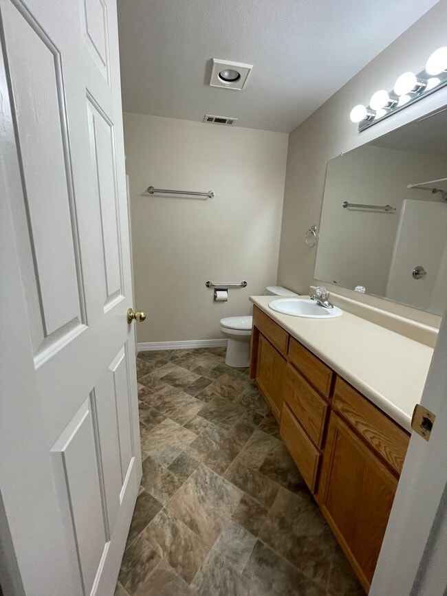 Building Photo - Spacious 3 bedroom, 2 bathroom home- CENTRAL POINT!