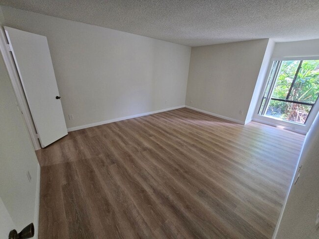 Building Photo - Beautifully Renovated Ground-Floor 2 Bedroom – Over 900 Sq. Ft.!