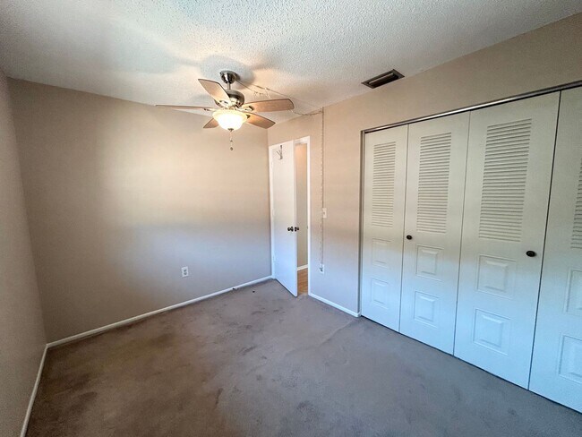 Building Photo - 2 Bedroom Villa with Screened in Patio!