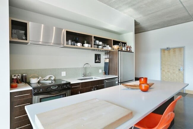 Building Photo - 345 N 6th Ave