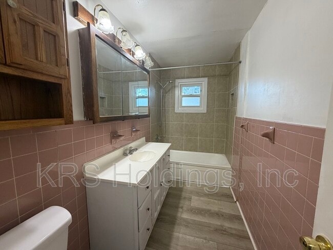 Building Photo - 903 Freedom Ave