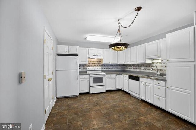 Building Photo - 2013 Rudy Serra Dr