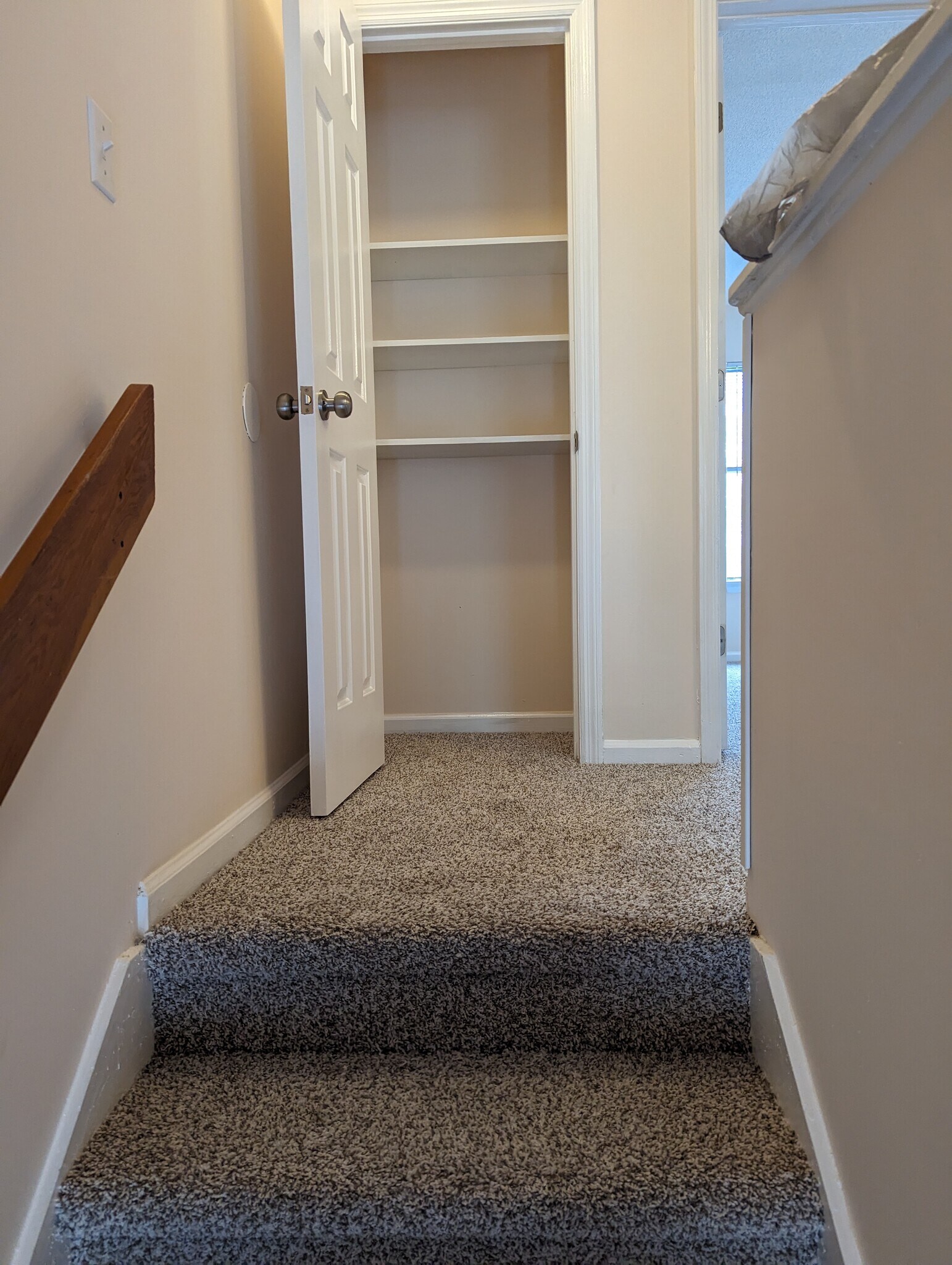 2nd floor - atrium & linen closet - 251 Knight Dr