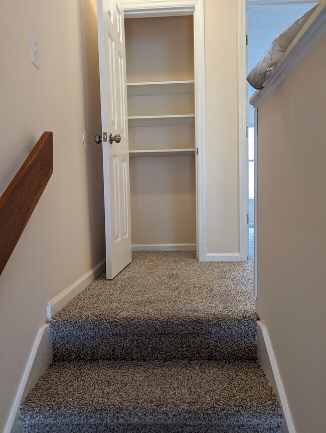 2nd floor - atrium & linen closet - 251 Knight Dr