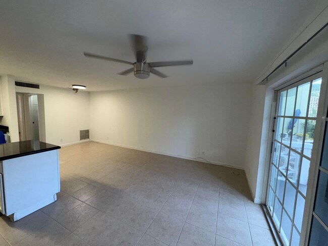 Building Photo - 110 N Lakeside Dr