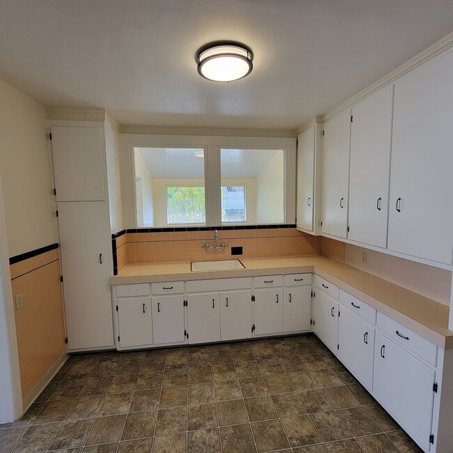 Building Photo - 950 Fremont St