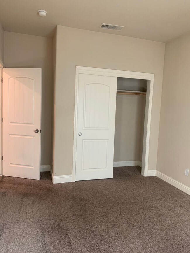 Building Photo - 3 BR 2 BA Available Now